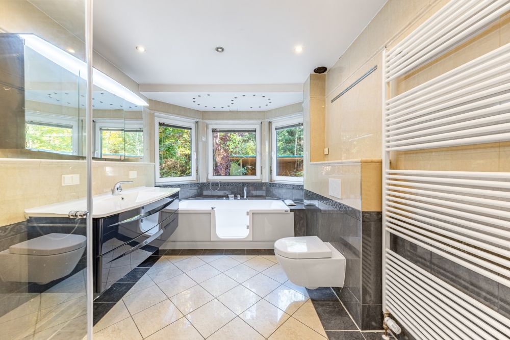 Zweifamilienhaus der Extraklasse - Hier lässt es sich gut leben und arbeiten