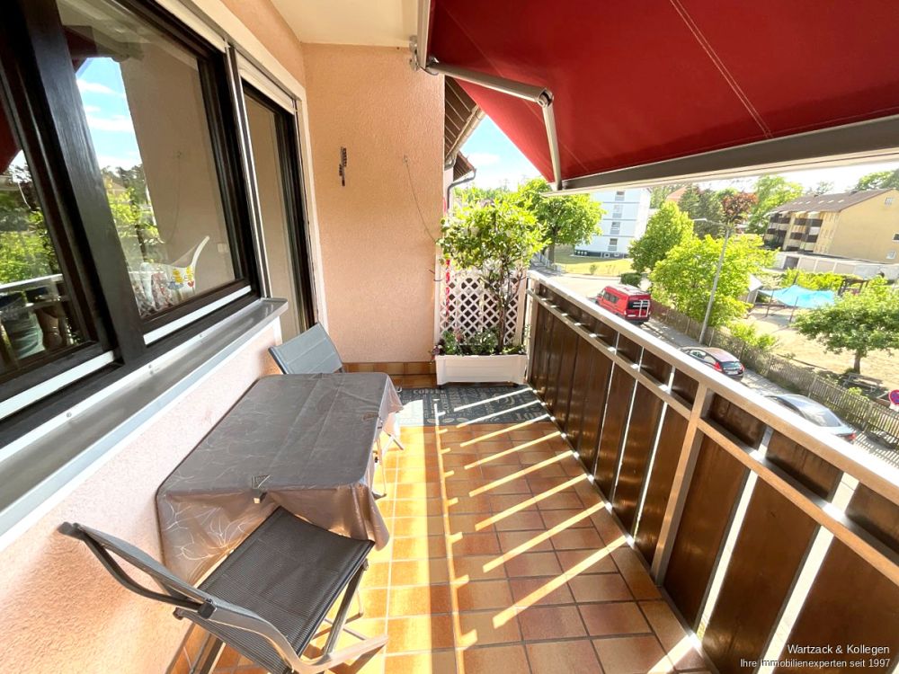 Renovierte 4-Zimmer-Wohnung 
mit 94 m² Wohnfläche, 
Balkon, Einbauküche & TG-Stellplatz