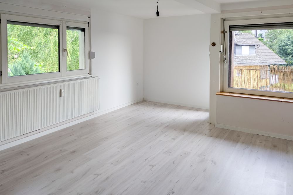 Selbstnutzer & Kapitalanleger aufgepasst:  2-Familienhaus mit Garagentrakt und viel Potential!