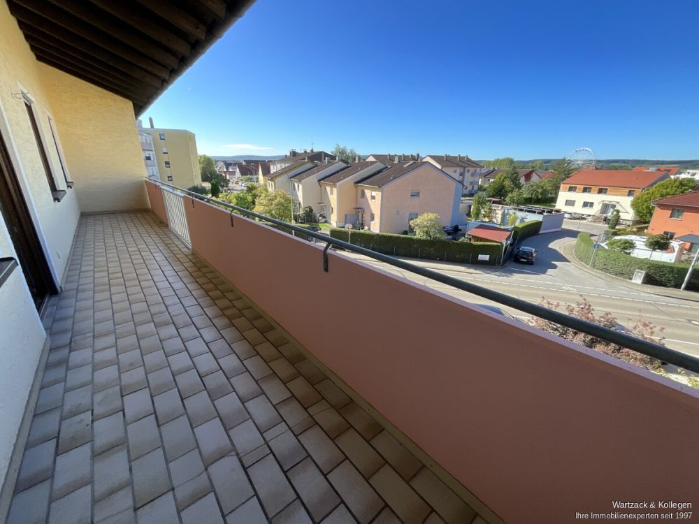 Hier müssen Sie nur noch einziehen- renovierte 3,5-Zimmer-Wohnung mit EBK, Balkon und Garage