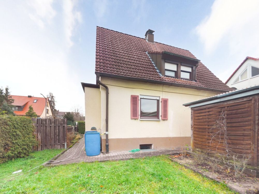 Ihr neues Zuhause wartet auf Sie - Wohnhaus mit Garten und Garagen in Roth! (8)