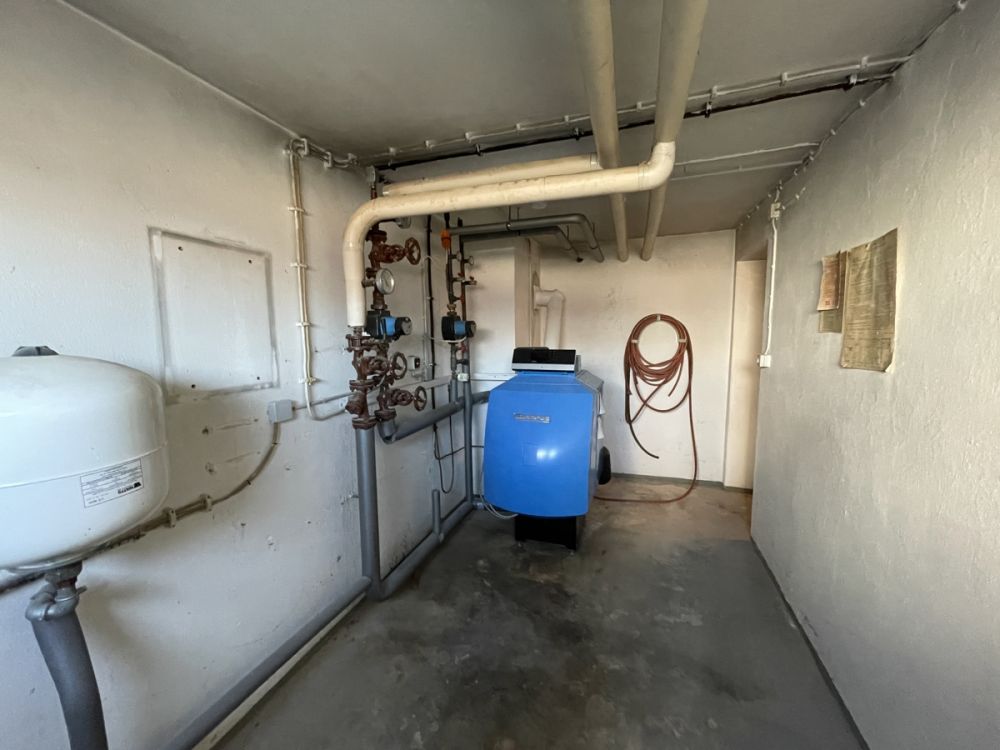 Ehemaliges Bankgebäude mit Lagerhalle - leicht umzubauen zu Wohnraum