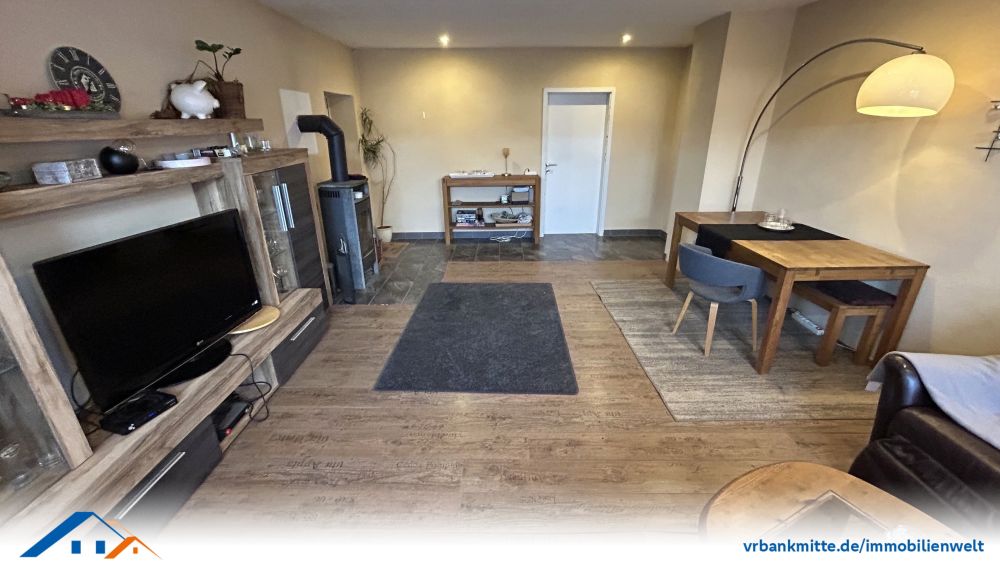 Vielseitiges Zweifamilienhaus mit großem Grundstück