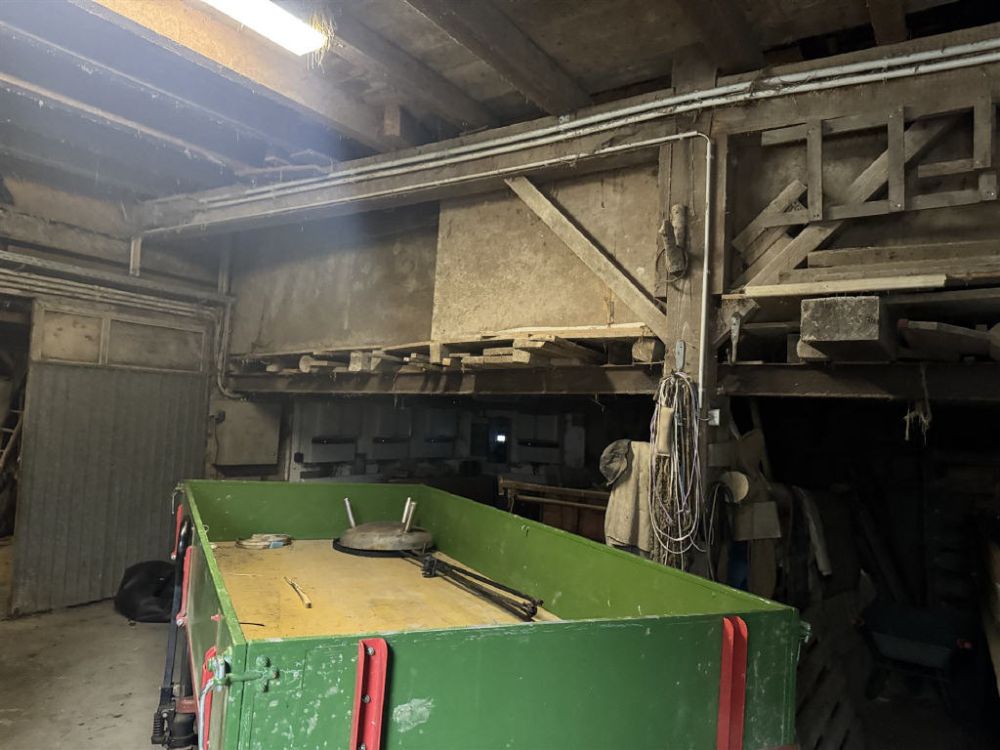 Altes Haus mit riesigen Lagerflächen