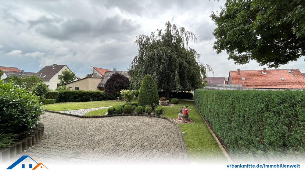 Charmantes Einfamilienhaus mit großem Grundstück, Garage und Blockhütte in Rüdershausen