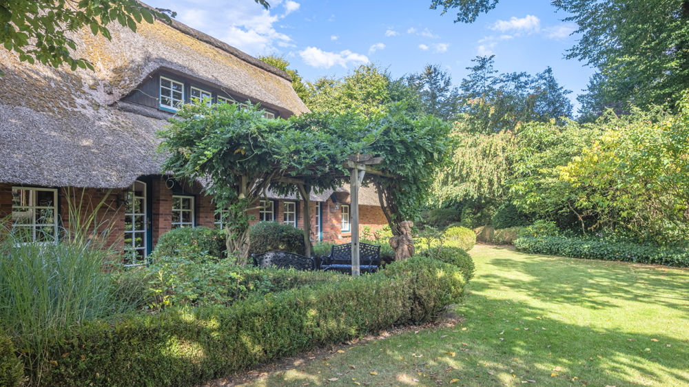 Reetdach-Anwesen mit Sommer-Gästehaus, Garage und Parkgrundstück / nur ca. 600 m zum Zw´ahner Meer