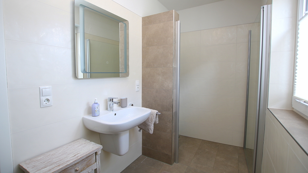 Absolut neuwertige OG-Wohnung (KfW-55) mit Balkon und weiteren Extras in ruhiger Lage von Bad Zw'ahn