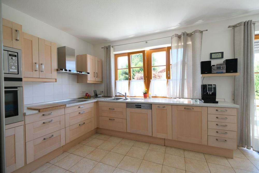 Modernes Mehrfamilienhaus mit Wohn- und Gewerbenutzung