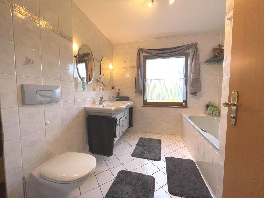 ZWEIFAMILIENHAUS + SOUTERRAIN IN DÖSINGEN