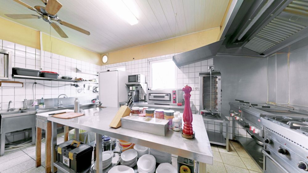 Das Wohnhaus mit Gaststätte bietet enormes Umbaupotential für Ihr Eigenheim in Schwabach-Wolkersdorf!