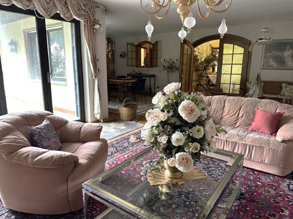 Luxus trifft Funktionalität: Einfamilienhaus mit Büro in Top-Lage