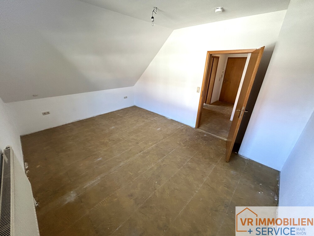 Einziehen und wohlfühlen! - Dachgeschosswohnung mit TG-Stellplatz in 97616 Bad Neustadt/Brendlorenzen