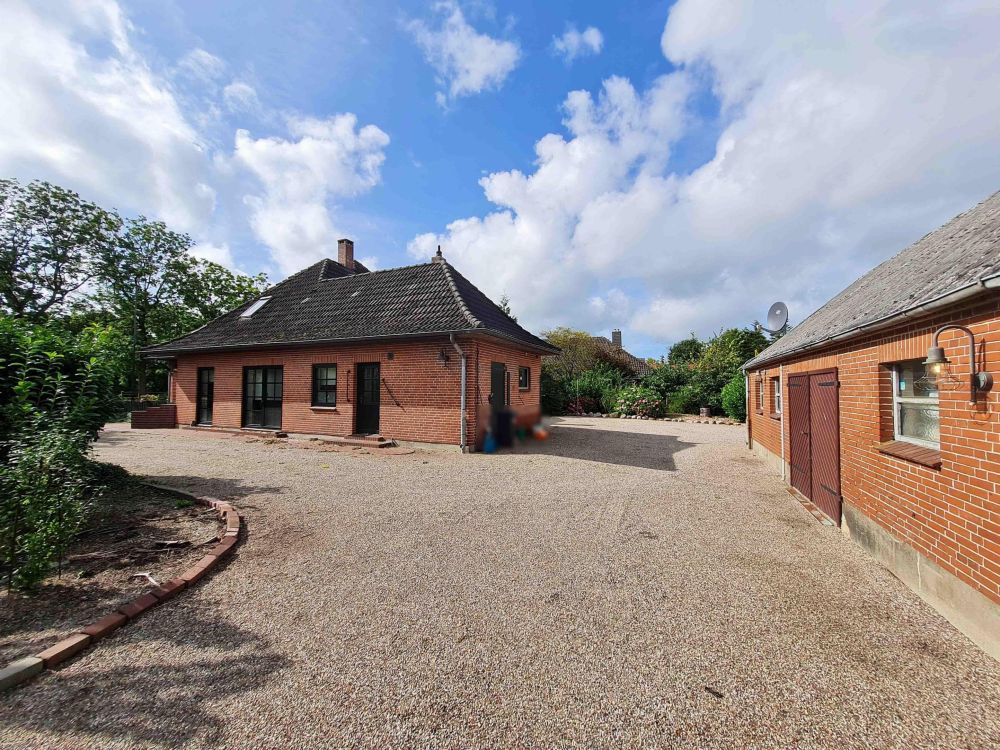 Großzügiges EFH samt liebevoll angelegtem, gepflegten Grundstück in Behrendorf