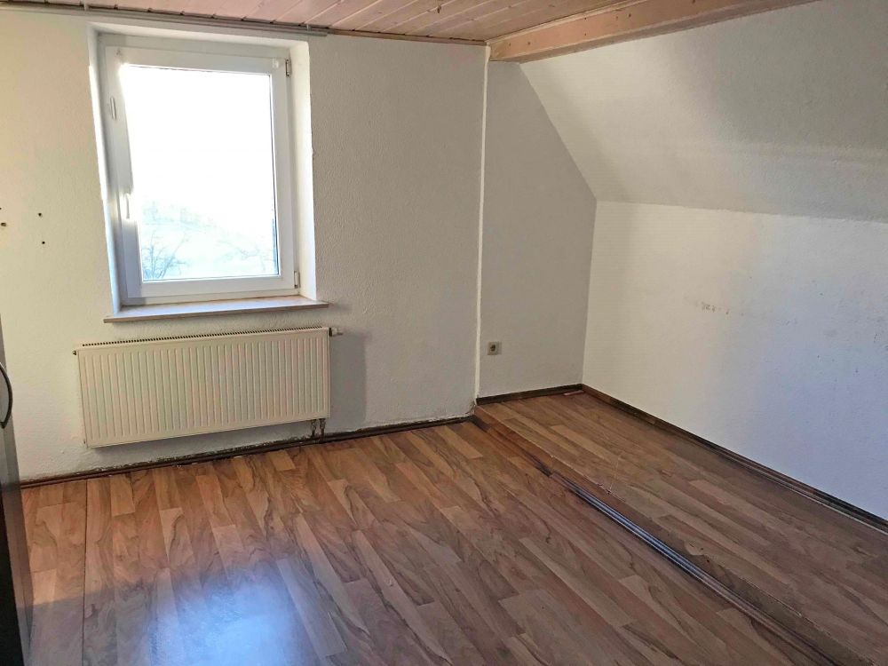 Große Dachgeschosswohnung mit Gartenanteil