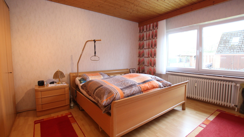 Gepflegtes Zweifamilienhaus mit zwei Garagen und Garten in ruhiger Lage von Bad Zwischenahn-Wehnen