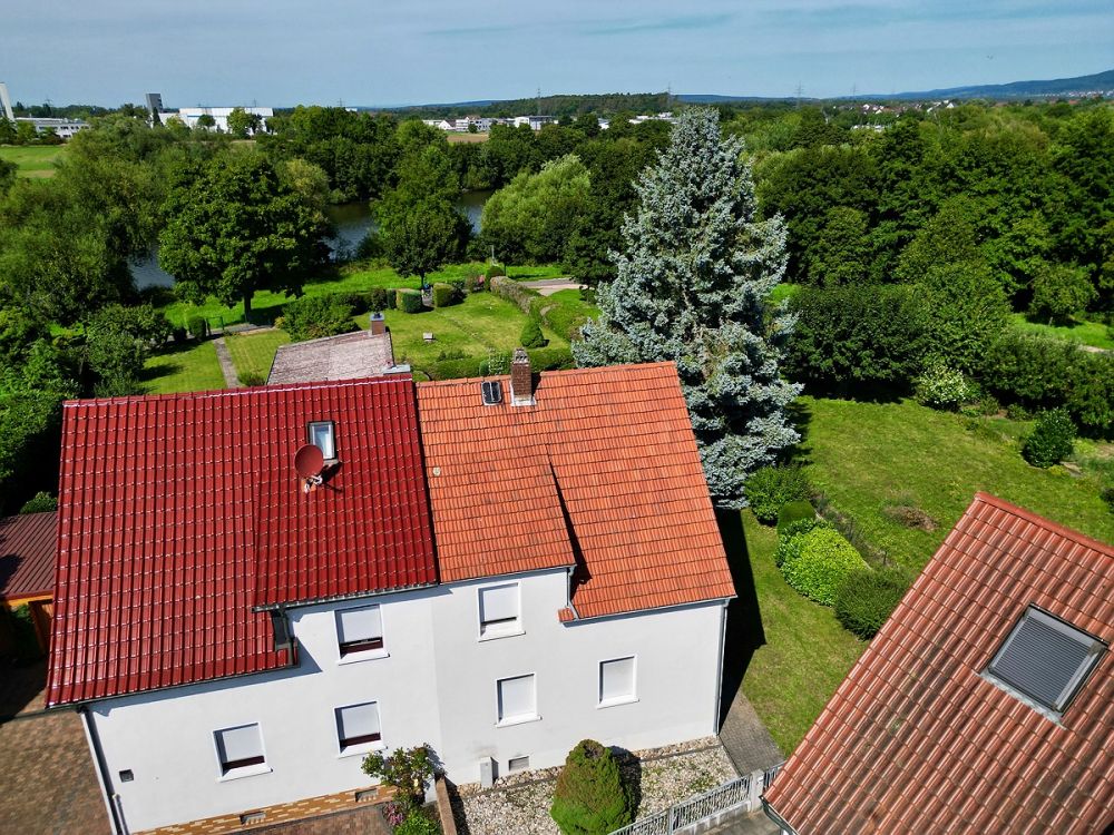 Idyllische Mainlage: Doppelhaushälfte mit Erholungsgrundstück in erster Reihe