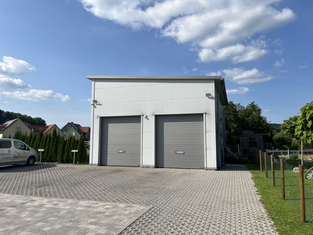Garagen- und Abstellhalle