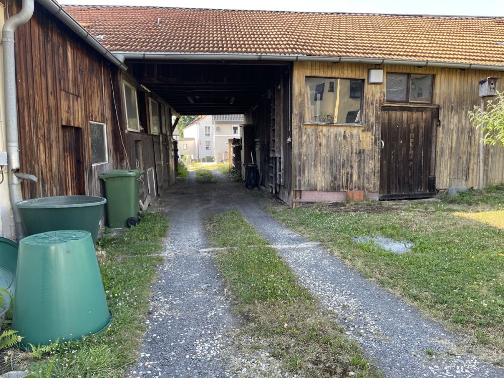 Großes Grundstück mit Nebengebäuden in guter Lage zum Verkauf!