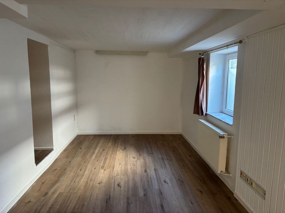 Charmante Doppelhaushälfte auf dem Heilsberg: Mit neuem Dach, Heizung und PV-Anlage