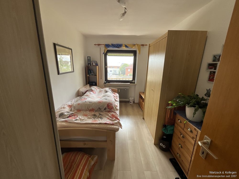 Gepflegte und gut geschnittene 
3,5-Zimmer-Wohnung 
im 1. OG 
inkl. Garage und Einbauküche