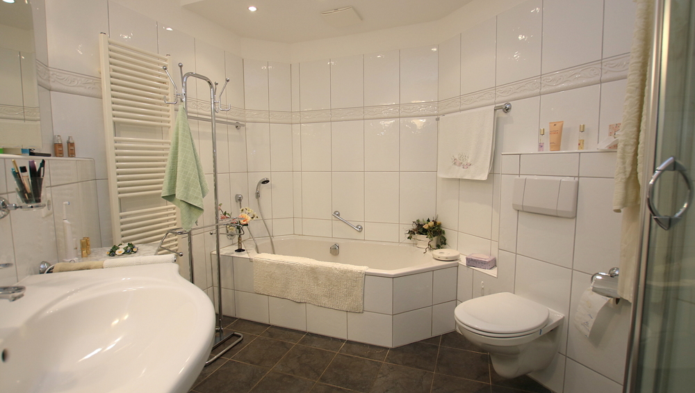 Exklusive 3-Zimmer-Wohnung mit 2 Balkonen und TG-Stellplatz in unmittelbarer Nähe zum Zw'ahner Meer