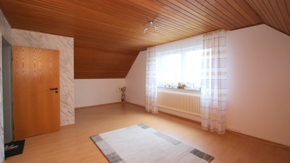 Ein-/Zweifamilienhaus mit großzü. Garten, Garage sowie abtrennbarem Bauplatz in Edewecht-Osterscheps