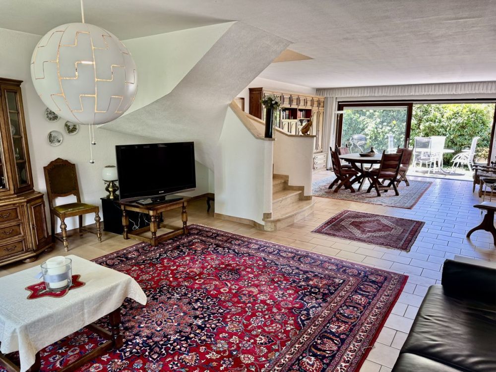 Freistehendes Einfamilienhaus in Traumlage
- Offen, großzügig und umgeben von Grün -