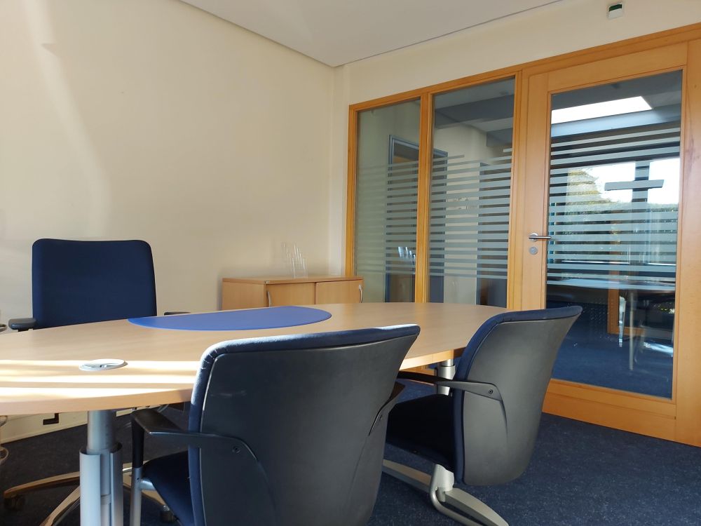 Gut durchdachtes, ehemaliges Bankgebäude mit 10 Stellplätzen