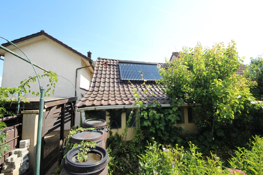Nebengebäude mit Solartherme