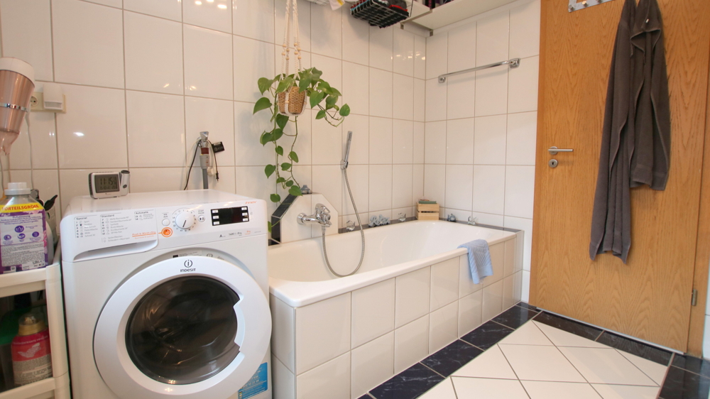 Kapitalanlage! Charmante 3-Zimmer-OG-Wohnung mit Balkon u. Stellplatz in zentraler Lage von Edewecht