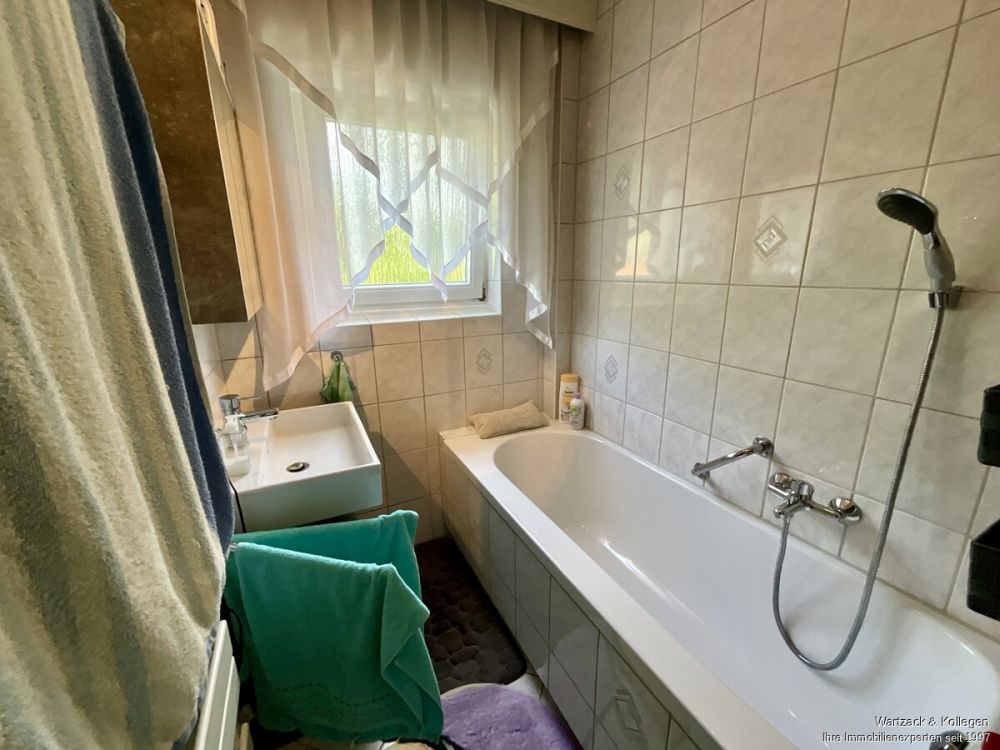 Komplett frei! 
Zweifamilienhaus mit zusätzlicher Einliegerwohnung im DG 
in Büchenbach