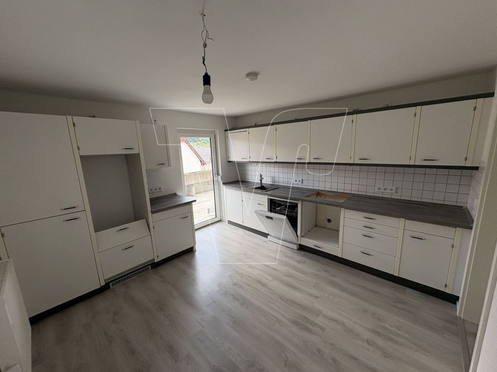 Sanierte und sehr gepflegte Wohnung mit großem Balkon!