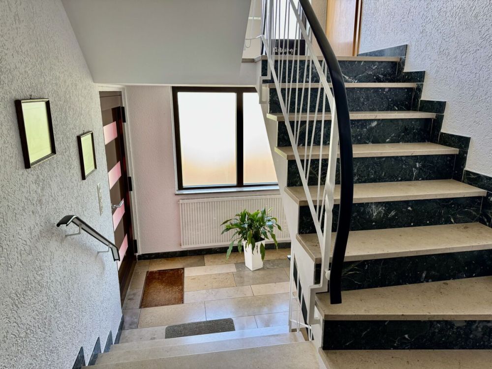 Ein- bis Zweifamilienhaus in idyllischer Ortslage
- großer Garten, 3 Garagen -