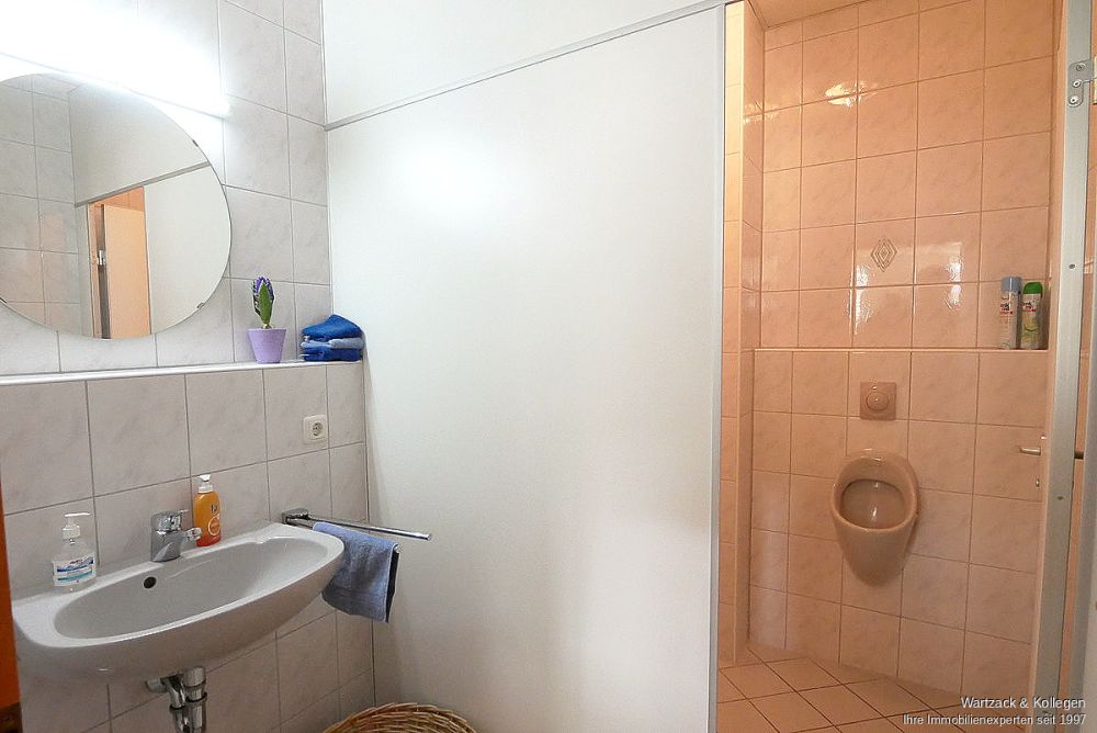 Perfekt auch zur Kapitalanlage! Schönes Büro in Roth 
mit zwei Tiefgaragenplätzen