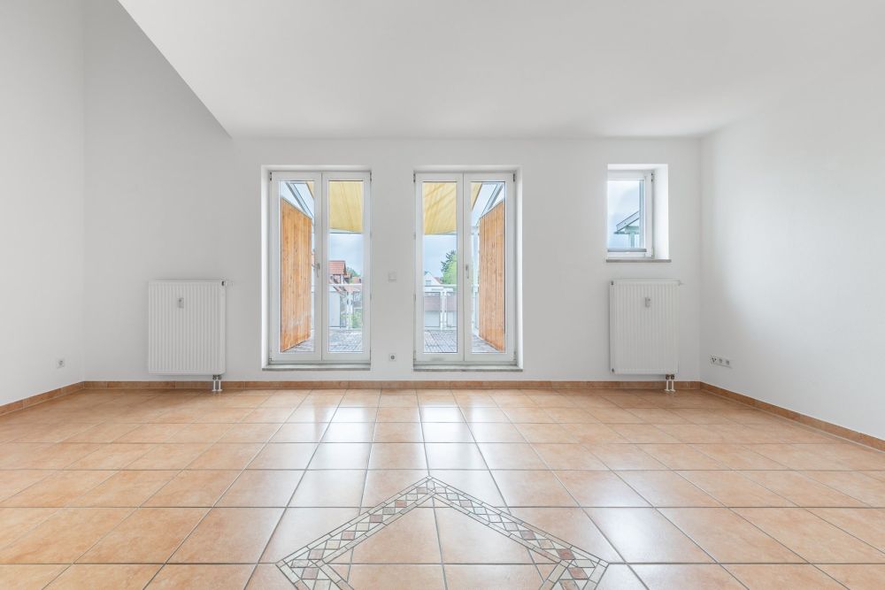 Leerstehende Dachgeschosswohnung auf zwei Ebenen mit hohem Ausstattungsniveau in Hallbergmoos