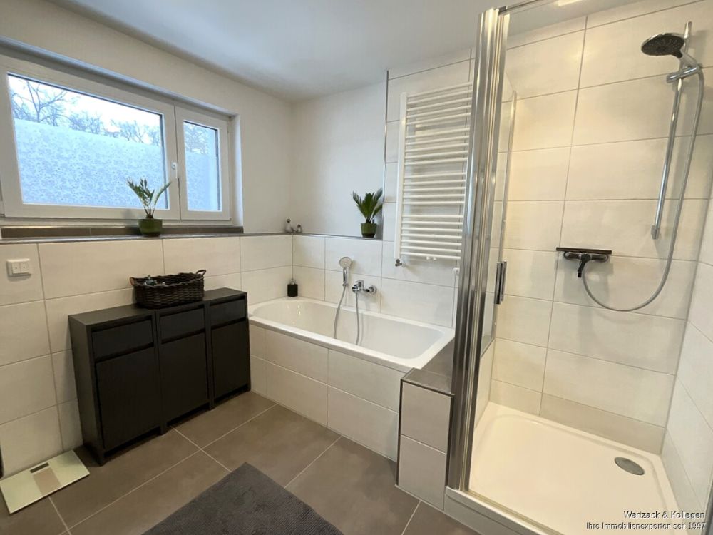 tagesbelichtetes Badezimmer