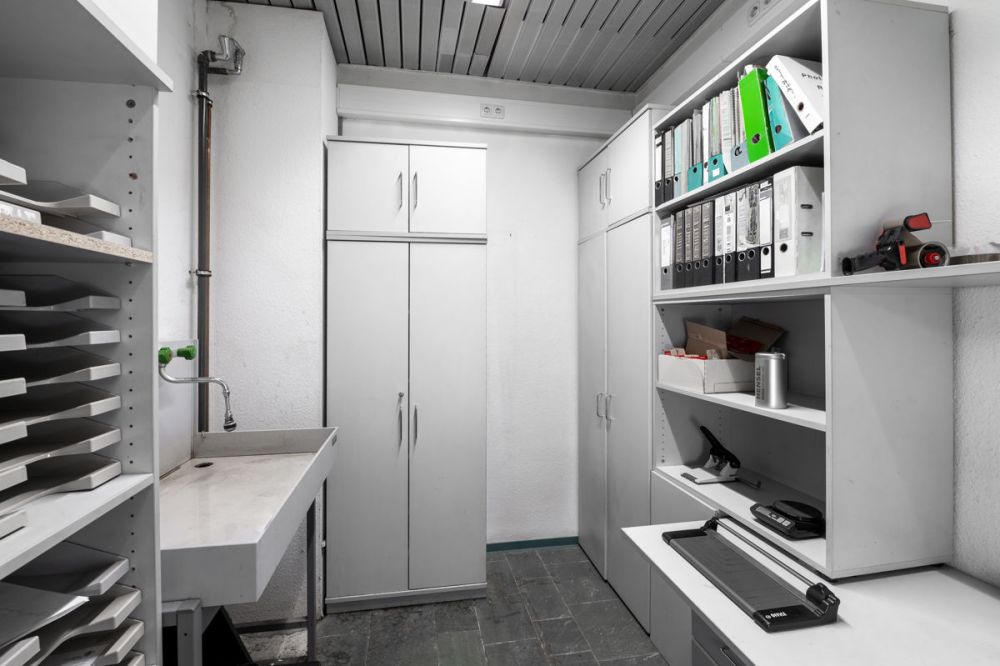 Vielseitiges Gewerbeobjekt mit zwei Ladeneinheiten, großzügiger Nutzfläche und PKW-Stellplätzen