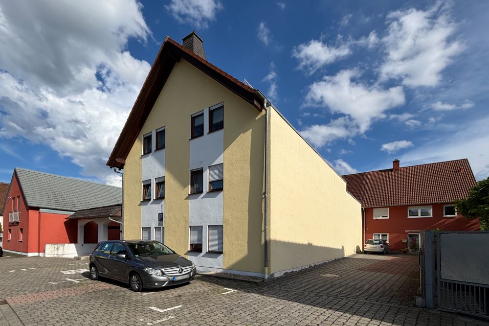 Frei ab 01.12.2025: Lichtdurchflutete 1-Zimmer-DG-Wohnung mit Balkon und TG-Stellpl. in Nieder-Roden