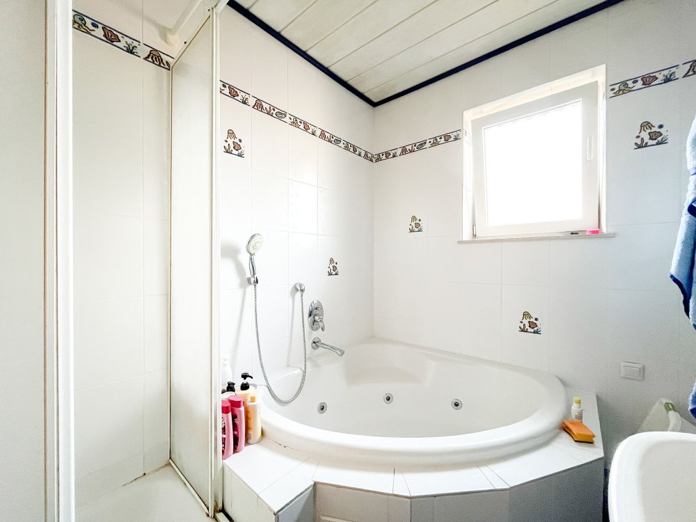 Zweifamilienhaus mit Werkstatt, Garage und Garten mit Weitblick