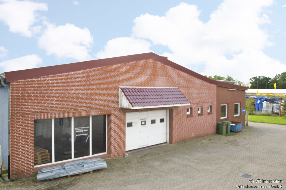 Giebel mit Eingangstor vom Parkplatz aus