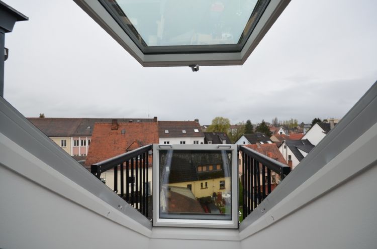 DIETZ: Erstbezug nach Sanierung! 3-Zimmer-Dachgeschoss mit Balkonfenster, Wärmepumpe!