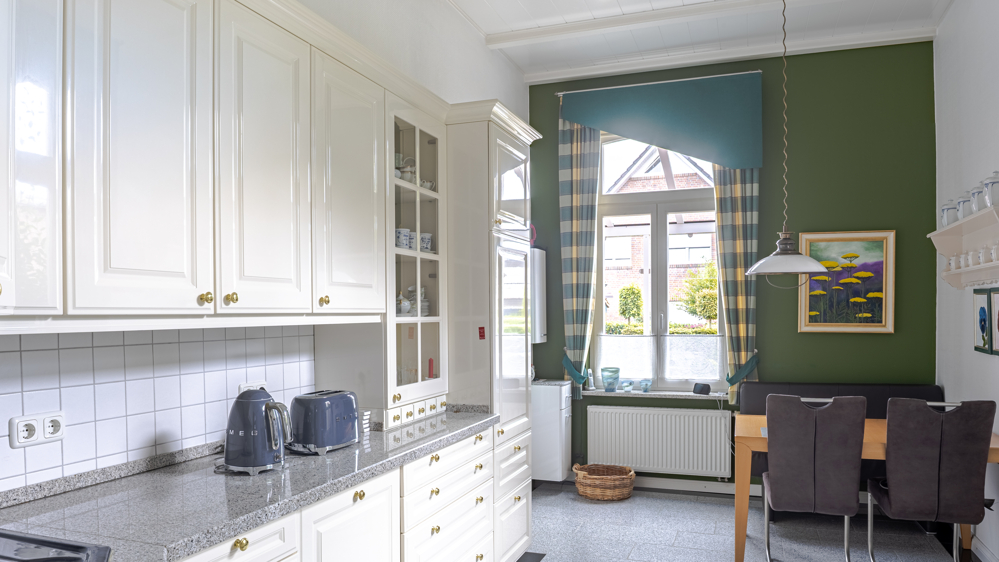 Saniertes, denkmalgeschütztes Wohnhaus mit Garten, Nebengebäuden u. Garage im Herzen von Wiefelstede