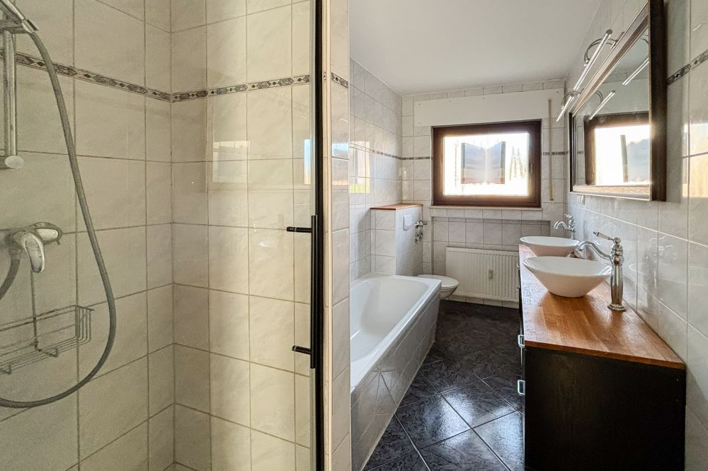 Repräsentatives Mehrfamilienhaus in Reinheim/Zeilhard - Großzügig, vielseitig und sofort bezugsfrei