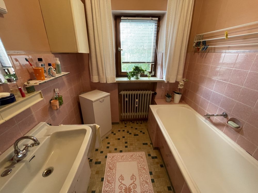 Zentral gelegenes Zweifamilienhaus mit viel Platz und schönem Garten!