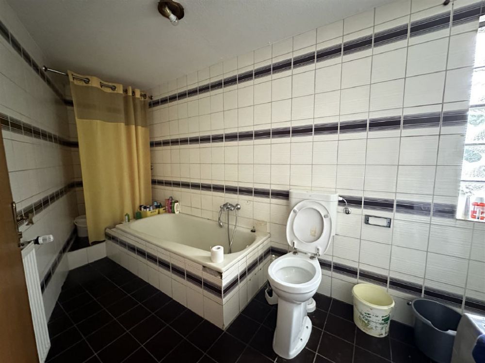 Wohn- und Geschäftshaus mit Ausbaupotenzial in zentraler Lage!