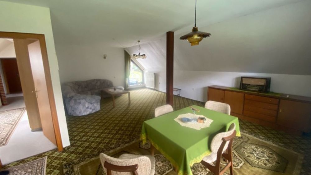 Großzügiges Zweifamilienhaus an Ortsrandlage