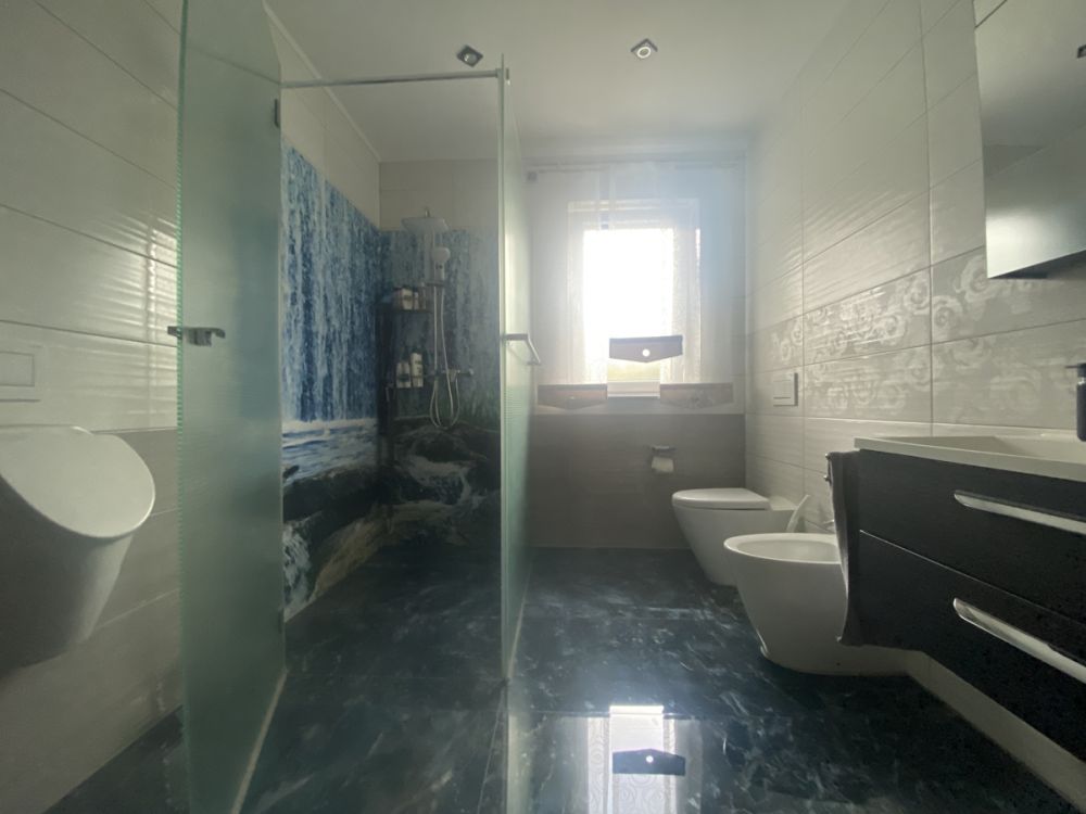 Bad mit großer Dusche