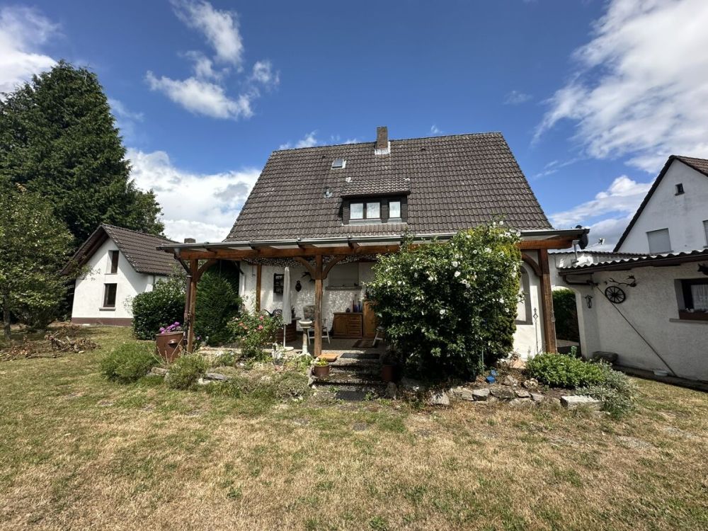 Charmantes Einfamilienhaus mit idyllischem Garten und vielseitigem Nebengebäude