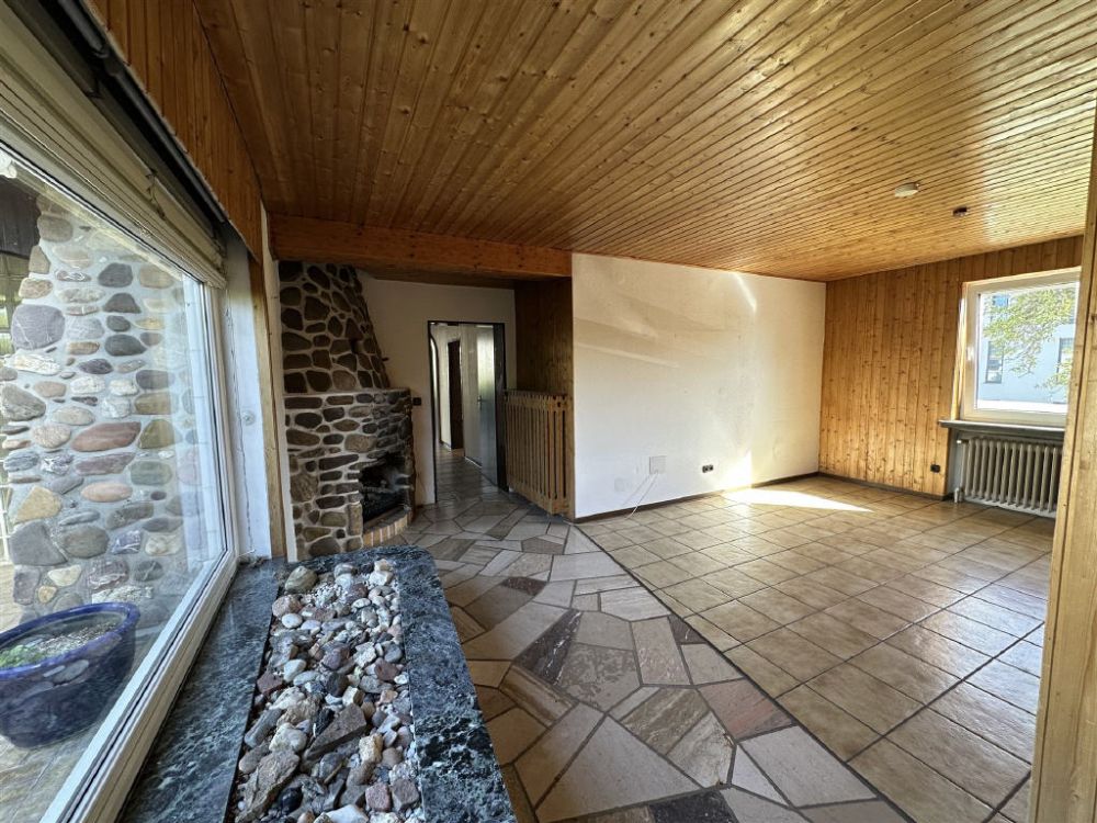 Attraktives Zweifamilienhaus mit großem Grundstück