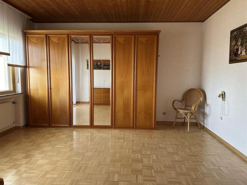 Schlafzimmer Erdgeschoss mit Zugang zum Balkon